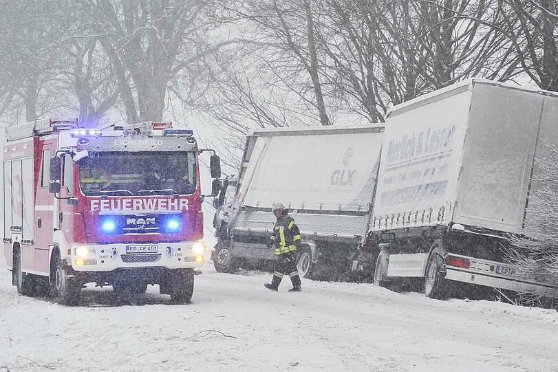 Drei Personen wurden bei einem Lkw-Unfall in Eichenried im Landkreis Erding verletzt: Auf schneeglatter Fahrbahn schlitterte ein Lkw-Hängerzug in ein entgegenkommendes Auto und rutschte daraufhin seitlich in den Graben. Für die Unfallaufnahme und die Bergung des Lastzugs war die Bundesstraße für über drei Stunden komplett gesperrt.