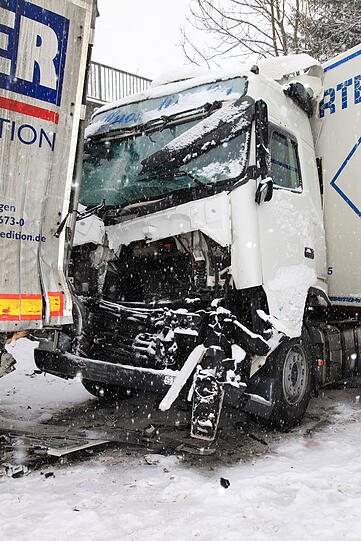 Auf der A8 rutscht ein Lkw am Dienstag auf das vorausfahrende Fahrzeug. Wegen Schneeglätte kam er nicht mehr rechtzeitig zum Stehen. Die zwei Fahrer werden verletzt.