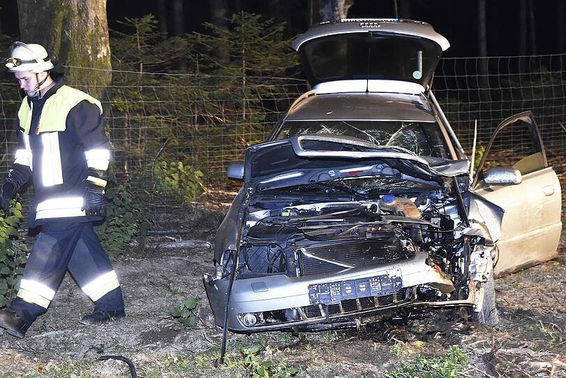 Der Audi hat den Fiat förmlich abgeschossen. Fünf Menschen, darunter ein Kind, wurden bei dem Unfall verletzt.