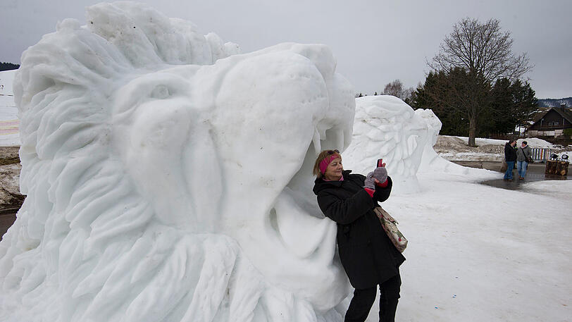 Eine Besucherin macht ein Selfie vor der Skulptur "Powerful" von Peter Hermann und Grant Rundblade aus den USA.