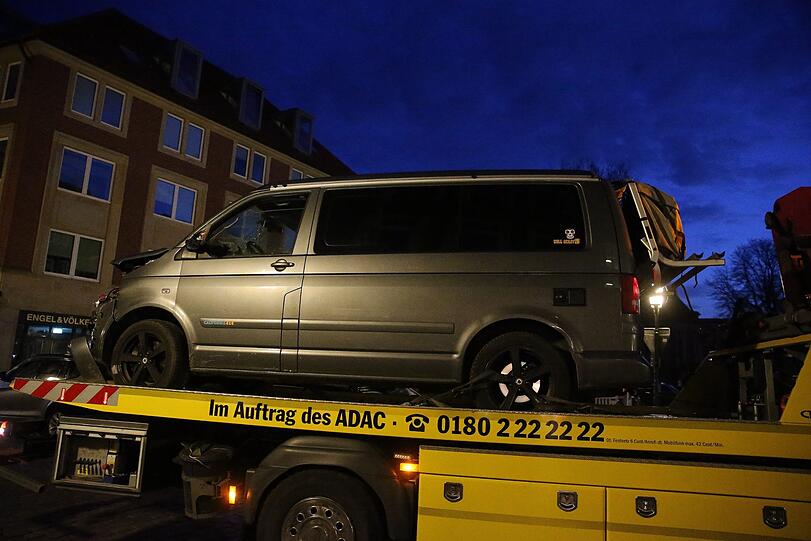 Der Tatwagen wird vor dem Gasthaus "Grosser Kiepenkerl" abgeschleppt.
