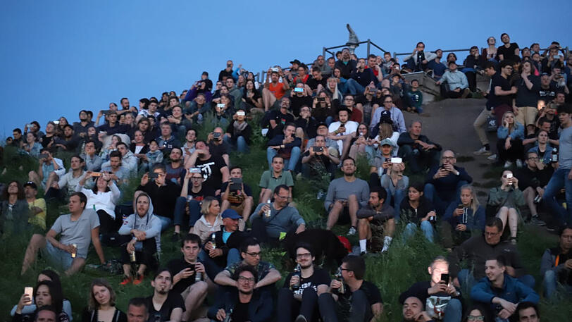 Spätestens zur Pyro-Show wurden dann die Smartphones gezückt...