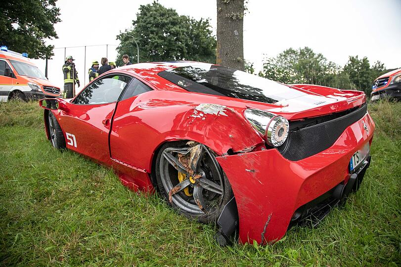 Auf der Kreisstraße TS 3 in Richtung Winkl krachte der Ferrari am Vormittag kurz nach dem Ortsschild von Grabenstätt in einen Baum.