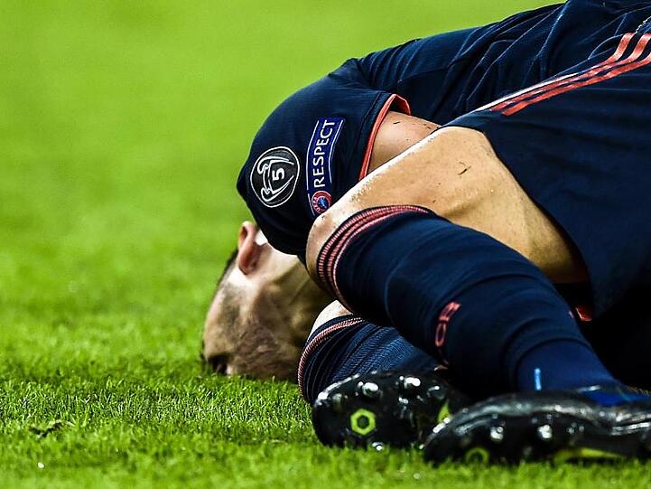 Lucas Hernandez vom FC Bayern München liegt verletzt am Boden. Foto: Angelos Tzortzinis/dpa