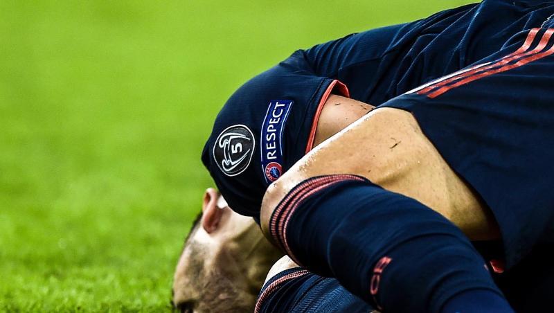 Lucas Hernandez vom FC Bayern München liegt verletzt am Boden. Foto: Angelos Tzortzinis/dpa Lucas Hernandez vom FC Bayern München liegt verletzt am Boden. Foto: Angelos Tzortzinis/dpa