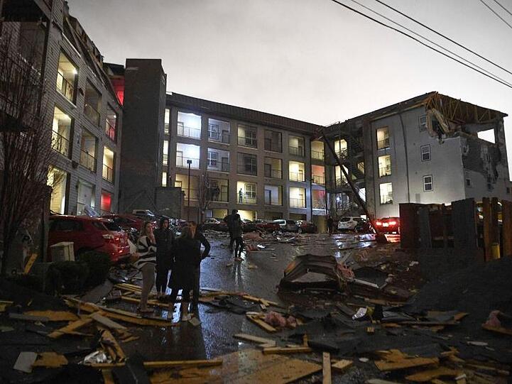Trümmer eines beschädigten Hauses liegen auf einem Parkplatz nach einem Tornado.