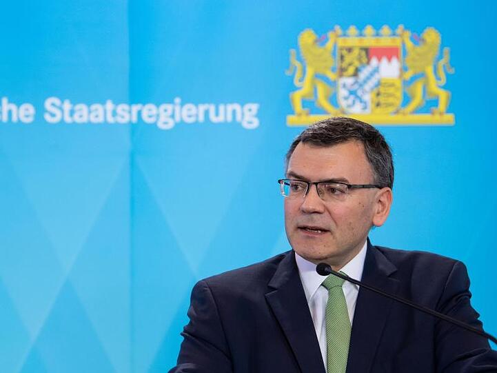 Florian Herrmann (CSU) nimmt an einer Pressekonferenz teil. Foto: Sven Hoppe/dpa-Pool/dpa