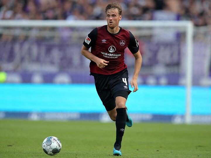 Der Nürnberger Asger Sörensen spielt den Ball. Foto: Daniel Karmann/Archivbild