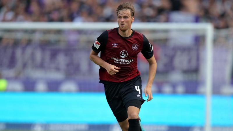 Der Nürnberger Asger Sörensen spielt den Ball. Foto: Daniel Karmann/Archivbild Der Nürnberger Asger Sörensen spielt den Ball. Foto: Daniel Karmann/Archivbild