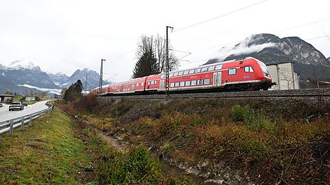 Mehr als fünf Monate nach dem Zugunglück mit fünf Toten in Garmisch-Partenkirchen nimmt die Deutsche Bahn wieder den regulären Verkehr auf der Strecke nach München auf.