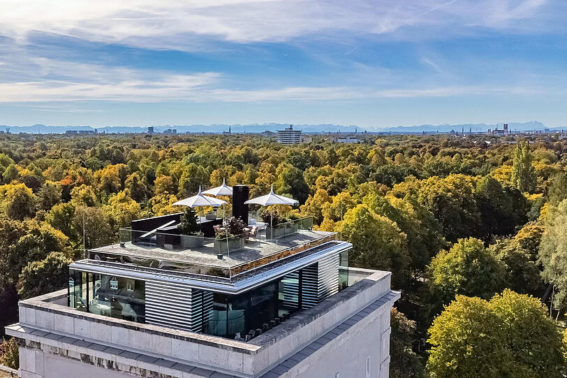 Bei schönem Wetter kann man von der Dachterrasse sogar bis zur Zugspitze sehen.