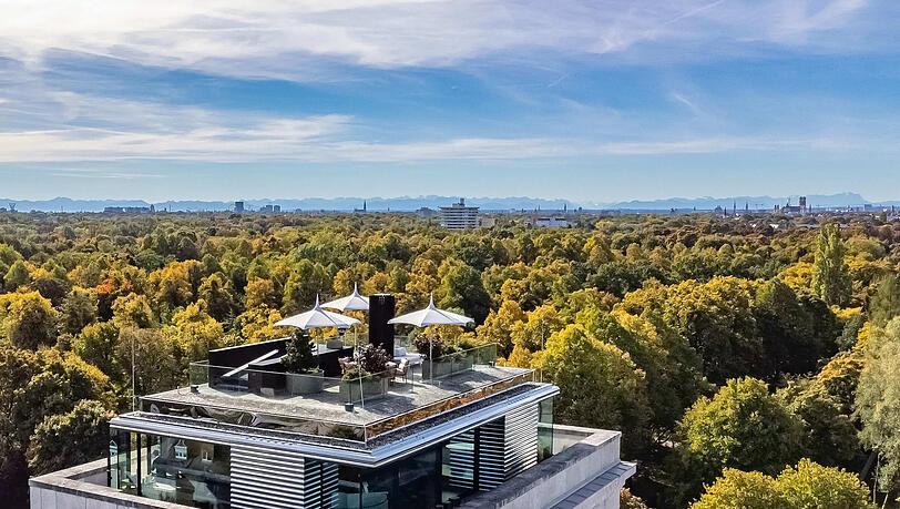 Bei schönem Wetter kann man von der Dachterrasse sogar bis zur Zugspitze sehen. Bei schönem Wetter kann man von der Dachterrasse sogar bis zur Zugspitze sehen.
