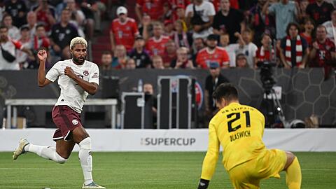 Bayerns Serge Gnabry (l) kommt gegen Leipzigs Torhüter Janis Blaswich zum Schuss.