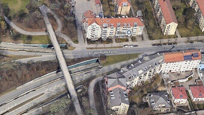 Die Brücke führt direkt am Westportal des Brudermühltunnels über die Straße.