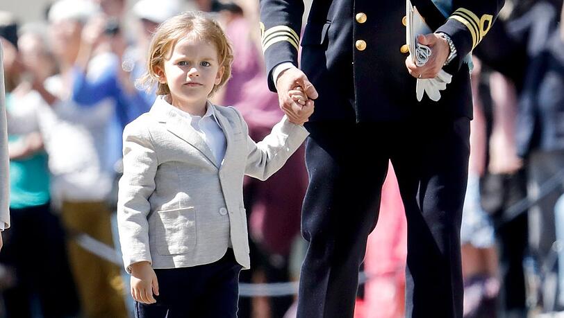 Prinz Julian, hier bei der Taufe seiner Schwester Ines, wird am 26. M&auml;rz 5 Jahre alt.