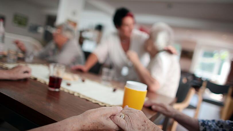 Mehr als 3.000 Euro zahlen Pflegeheimbewohner im Schnitt im ersten Jahr der Heimunterbringung. Mehr als 3.000 Euro zahlen Pflegeheimbewohner im Schnitt im ersten Jahr der Heimunterbringung.