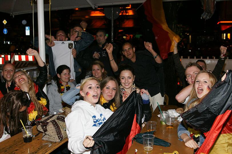 Schade Holland: So feiert München nach dem 2:1-Sieg der Deutschen Fußball-Nationalmannschaft gegen die Niederlande. Die besten Bilder aus der Leopoldstraße und diversen Münchner "EM-Kneipen".