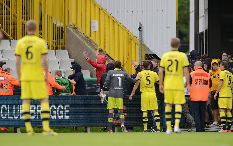 14.07.2012 Wenige Augenblicke vor dem geplanten Anstoß eines Testspiels von Borussia Dortmund beim belgischen Vizemeister FC Brügge (1:3) brechen Krawalle zwischen belgischen Fans und 50 BVB-Anhängern aus. Dabei gehen die Ranadalierer auch mit den Eckfahnen aufeinander los und brennen Benaglos ab. Der Schiedsrichter schickt beide Mannschaften vorübergehend wieder in die Kabinen.