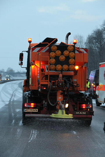 Schwerer Unfall auf dr A94 bei Töging: Ein Lkw ist ein Unfall-Auto gerast. Ein Mensch kam bei dem Crash ums Leben. Die Bilder.