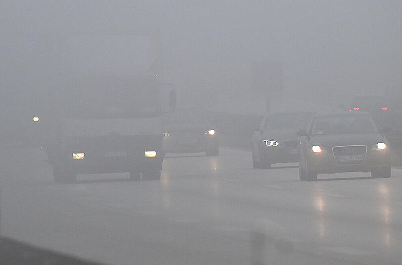 Bei Nebel und Schneefall waren die Unfallfahrer wahrscheinlich zu schnell unterwegs (Symbolbild)