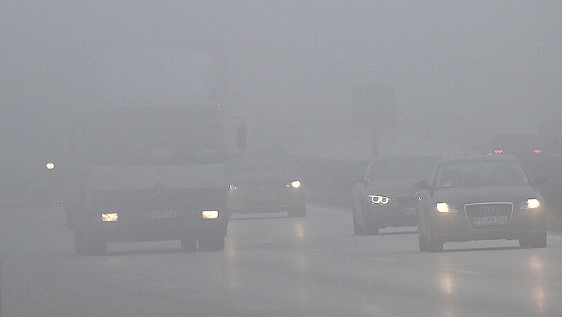 Bei Nebel und Schneefall waren die Unfallfahrer wahrscheinlich zu schnell unterwegs (Symbolbild) Bei Nebel und Schneefall waren die Unfallfahrer wahrscheinlich zu schnell unterwegs (Symbolbild)