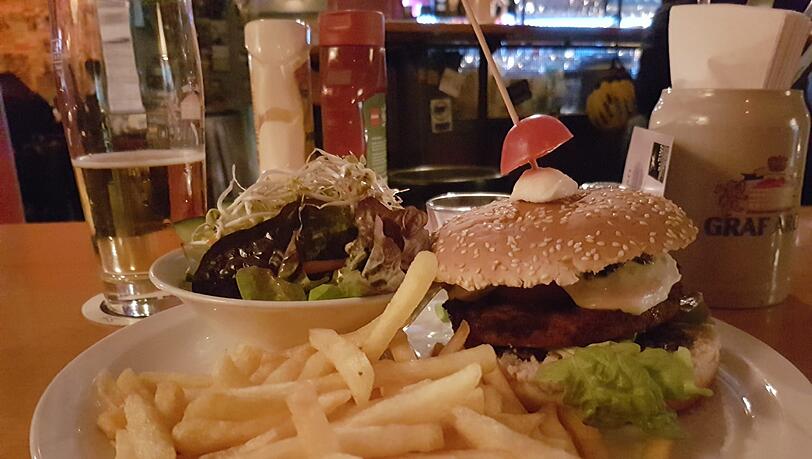 Burger gibt’s wie hier vegetarisch, mit Fleisch und auch vegan. Burger gibt’s wie hier vegetarisch, mit Fleisch und auch vegan.