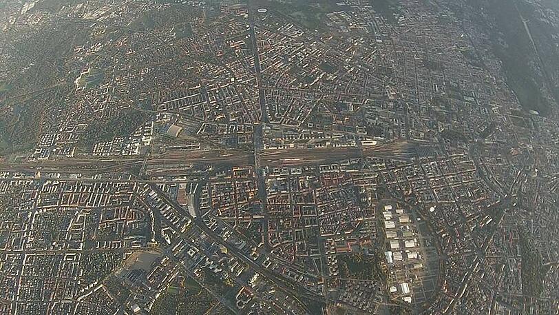 Hier erkennt man die Theresienwiese (unten rechts), den Hauptbahnhof, Frauenkirche, Schloss Nymphenburg und das Radstadion.