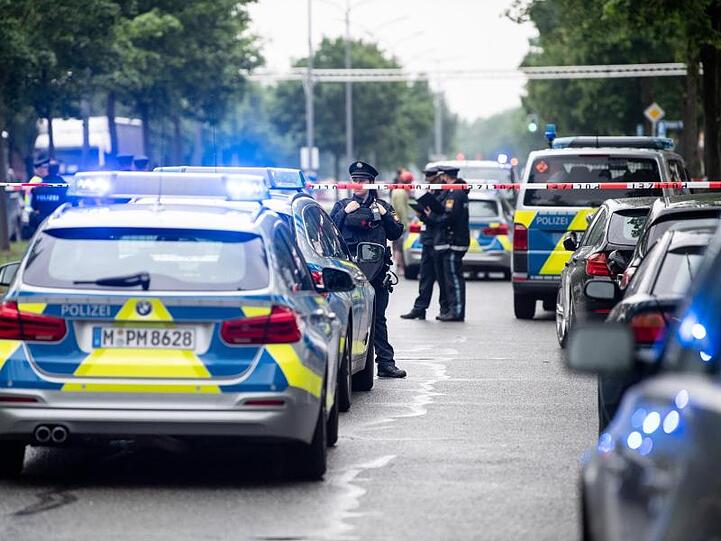 Mehrere Einsatzfahrzeuge der Polizei sichern den Tatort.
