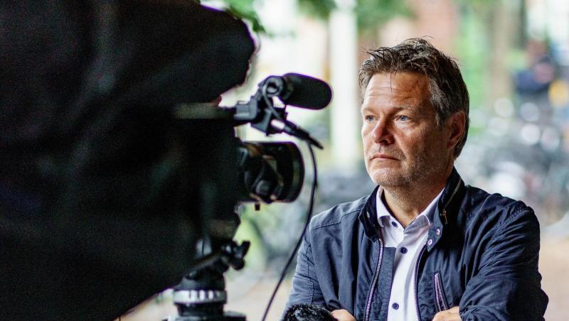 Robert Habeck, (Bundesvorsitzender von Bündnis90/Die Grünen), gibt ein Interview.