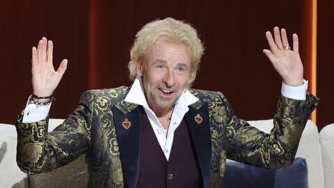 Thomas Gottschalk nimmt weiterhin auf dem "Wetten, dass..?"-Sofa Platz.