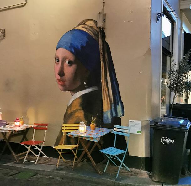 Echt jetzt, oder spielt das Gehirn verrückt? Mitten in der Nacht, an der Den Haager Molenstraat, taucht das Mädchen schon wieder auf. Zwischen Straßenlaternen und Mülltonnen. Echt jetzt, oder spielt das Gehirn verrückt? Mitten in der Nacht, an der Den Haager Molenstraat, taucht das Mädchen schon wieder auf. Zwischen Straßenlaternen und Mülltonnen.