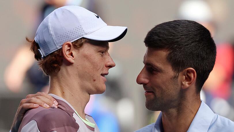 Novak Djokovic (r) ist nicht einverstanden, wie der Dopingfall von Jannik Sinner behandelt wurde.