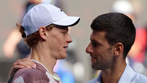 Novak Djokovic (r) ist nicht einverstanden, wie der Dopingfall von Jannik Sinner behandelt wurde.