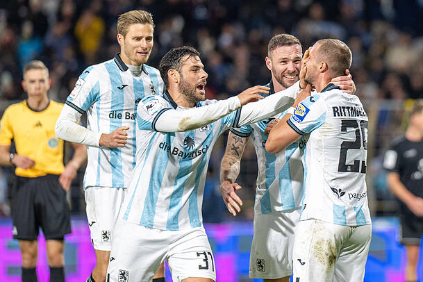 Siemen Voet, Kevin Volland, Patrick Hobsch und Marvin Rittmueller (v.l.) jubeln gegen Schweinfurt.