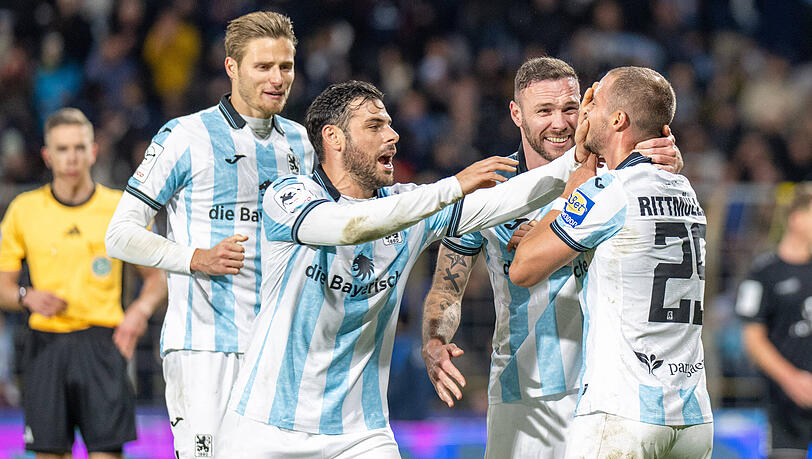 Siemen Voet, Kevin Volland, Patrick Hobsch und Marvin Rittmueller (v.l.) jubeln gegen Schweinfurt. Siemen Voet, Kevin Volland, Patrick Hobsch und Marvin Rittmueller (v.l.) jubeln gegen Schweinfurt.