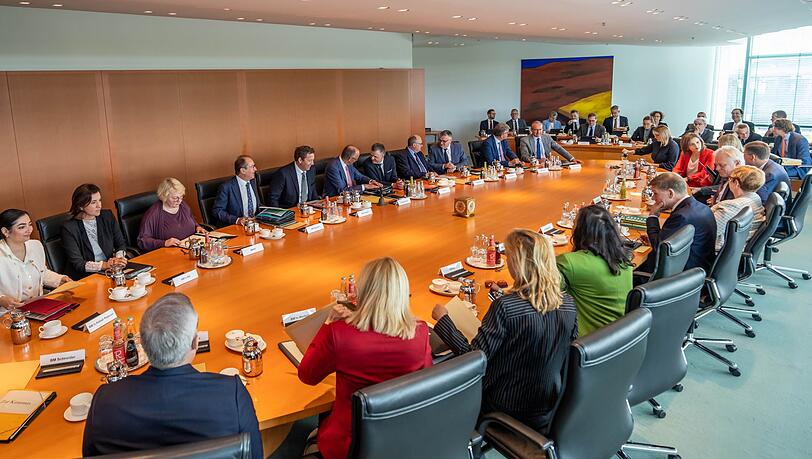 Jeden Mittwoch trifft sich das Bundeskabinett. Dieses Mal ging es vor allem um Bürokratieabbau. Jeden Mittwoch trifft sich das Bundeskabinett. Dieses Mal ging es vor allem um Bürokratieabbau.
