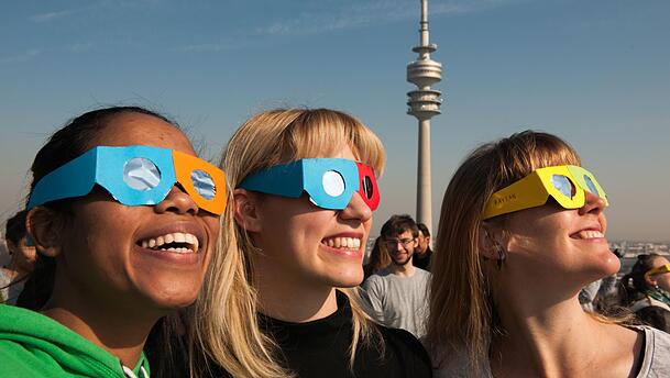 Milena, Astrid und Mette verfolgen bei bester Laune am 20. März 2015 am Olympiaberg eine partielle Sonnenfinsternis. Milena, Astrid und Mette verfolgen bei bester Laune am 20. März 2015 am Olympiaberg eine partielle Sonnenfinsternis.