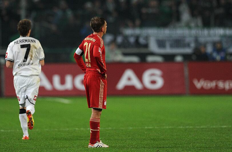 Am 20. Januar 2012 beginnt die Rückrunde. Mit einem Schock. Die Bayern verlieren 1:3 bei bärenstarken Gladbachern. Nur noch auf Grund des besseren Torverhältnisses bleiben Lahm und Co. ganz oben.