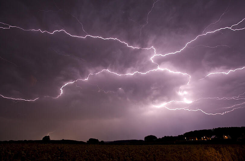 Von Blitzen zerrissen wird der Nachthimmel in Fürstenfeldbruck. Überall in Bayern gingen heftige Sommergewitter nieder.