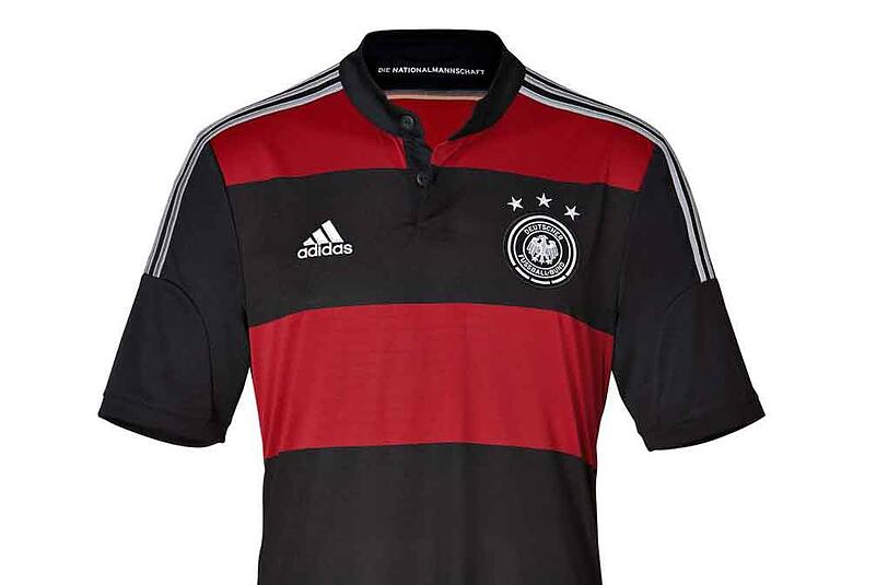 Schwarz mit roten Querstreifen: DFB präsentiert das neue Auswärtstrikot für die WM 2014.