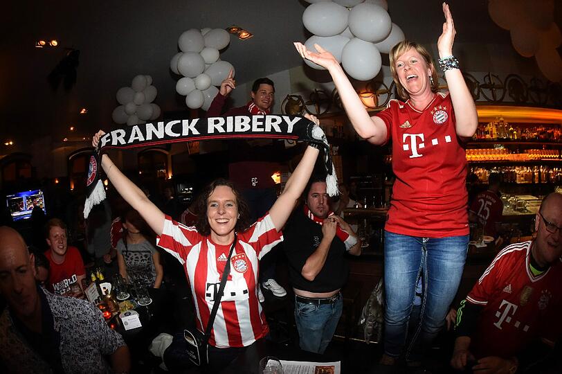 Forever Number 1: Bayern-Fans feiern am Samstagabend den Pokalsieg gegen Borussia Dortmund auf der Leopoldstraße.