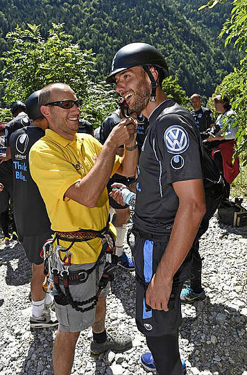 Einweisung in die Klettertechnik: Christopher Schindler (rechts) bekommt den Helm angepasst.