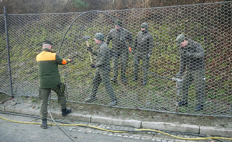 Soldaten werkeln an einem Teilstück des insgesamt 3,7 Kilometer langen Grenzzauns an der österreichisch-slowenischen Grenze in Spielfeld.