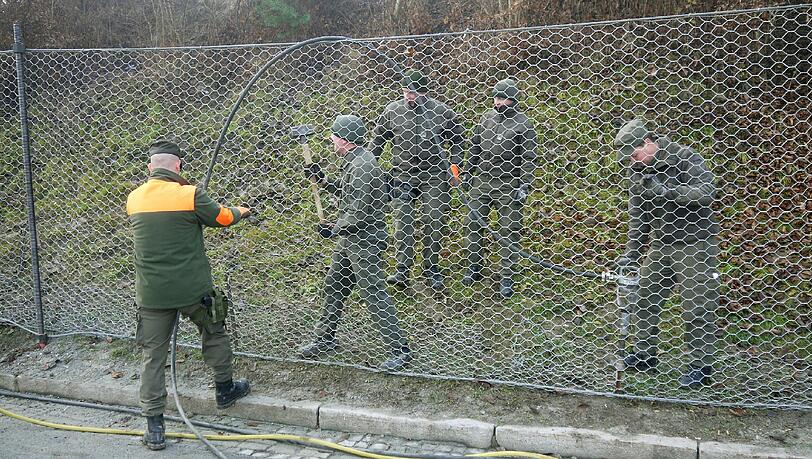 Soldaten werkeln an einem Teilstück des insgesamt 3,7 Kilometer langen Grenzzauns an der österreichisch-slowenischen Grenze in Spielfeld. Soldaten werkeln an einem Teilstück des insgesamt 3,7 Kilometer langen Grenzzauns an der österreichisch-slowenischen Grenze in Spielfeld.