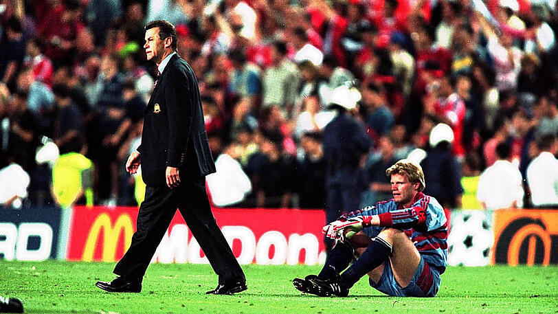 Die Bayern um Torhüter Oliver Kahn am Boden: Durch zwei Gegentore in der Nachspielzeit verloren die Münchner das Champions-League-Finale 1999 gegen Manchester United.