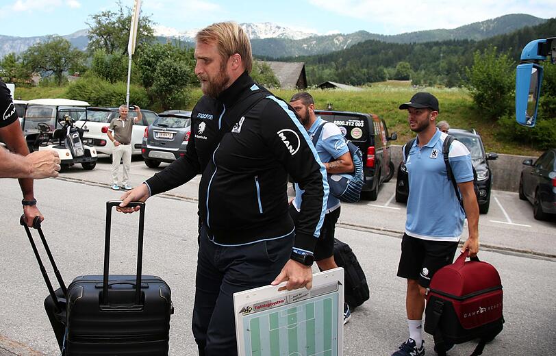 Der Löwen-Tross um Daniel Bierofka ist am Dienstagmittag im 4-Sterne-Hotel "Dilly Resort" angekommen.