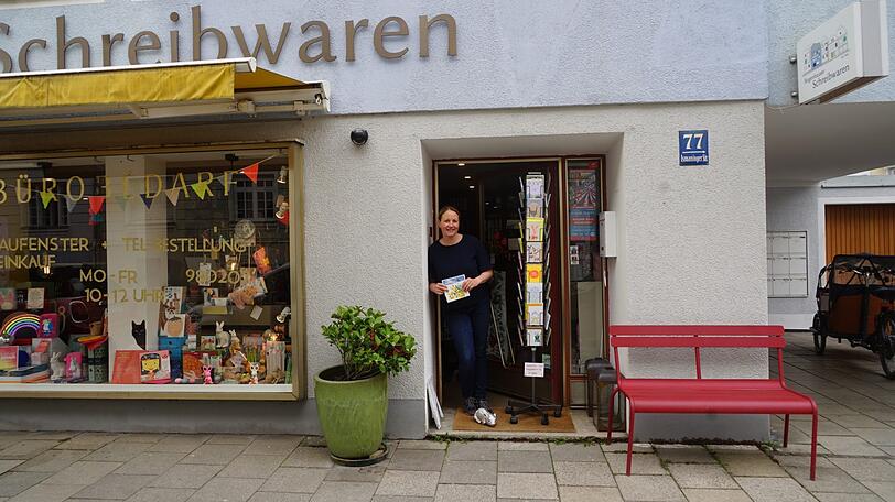 In der Auslage im Schaufenster sind alle Waren ausgestellt, dann muss der Kunde nur noch anrufen und sagen, was er braucht.