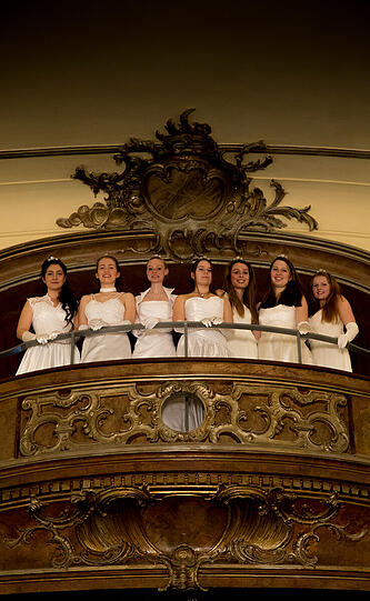 Der Silbersaal biete eine passende Kulisse: vonlinks: Julia Ertl, Luzia Achatz, Nina Dorn, Cora Schönweitz, Daniela Falkenhagen, Katharina von Bergwelt, Annalisa Steiner.