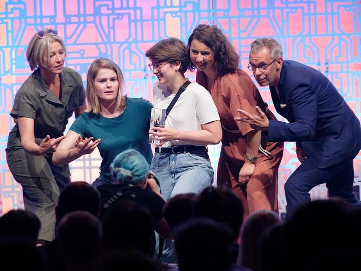 Laudatorin Hazel Brugger (2.v.l) und das Team von Tincon bei der Verleihung der Grimme Online Awards.