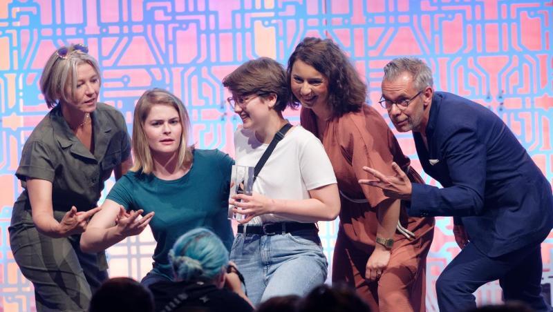 Laudatorin Hazel Brugger (2.v.l) und das Team von Tincon bei der Verleihung der Grimme Online Awards. Laudatorin Hazel Brugger (2.v.l) und das Team von Tincon bei der Verleihung der Grimme Online Awards.